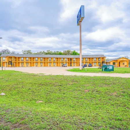 Regency Inn by OYO Rockdale TX