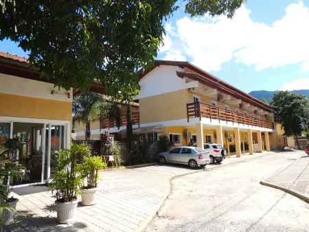 Pousada Mosaico Brasil - Maresias Отели рядом с достопримечательностью «Camping e Bar do Cacau - Praia de Santiago»