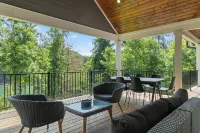 Lake Keowee Luxury. Quiet Cove. Putting Green. Near Clemson. Sleeps 18 - 4-Star