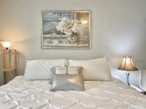 Charming Tiny Home with Cozy Essentials - Inviting Urban Retreat