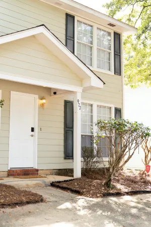 Stylish Apartment with Modern Finishes - Cozy Comfort Awaits Отели рядом с достопримечательностью «Университет Юг Алабама»