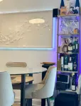 Modern 2BDR with fireplace & and Lounge Hotels in Upper East Side