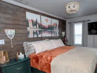 Charming 1-bedroom apartment. Pet friendly, King Bed, Washer & Dryer Hotels in Monroe