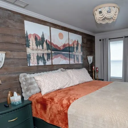 Charming 1-bedroom apartment. Pet friendly, King Bed, Washer & Dryer Отели в г. Монро