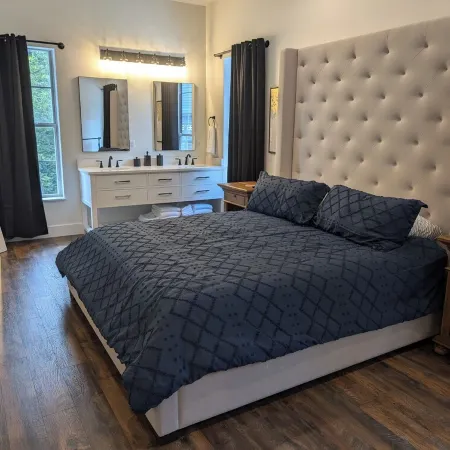 Upscale 2 Bed/2.5 Bath w/Lighted Pickleball Court&Fiber Internet Near the Dragon