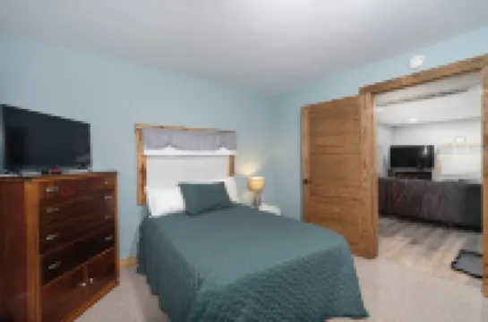 Blessed Charming 2-Bedroom Bungalow, 3 Miles From The World Known Ark Encounter