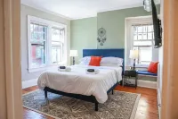 Lake Drive Mansion ~ Downtown ~ Art Museum ~ Lakefront