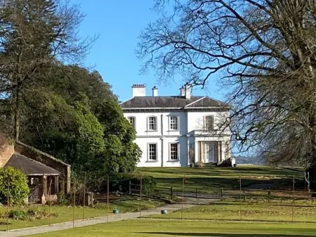 Ballyscullion Park Courtyard Cottages Отели в г. Марафелт