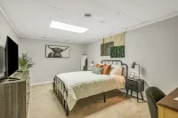 Beautiful home on the bluff overlooking river and mountain views with hot tub!