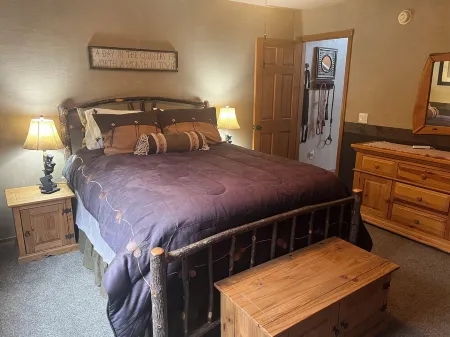 Pet friendly 2-bedroom home with loft, sleeps 10, in gated Bison Ridge, Show Low