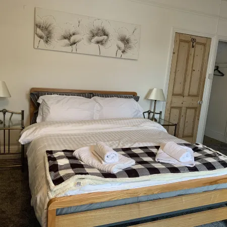 House - Sleeps up to 8 People & Free Parking