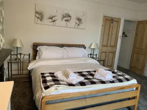 House - Sleeps up to 8 People & Free Parking - Parking