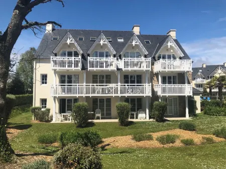 6-person seaview apartment with garden and private heated pool