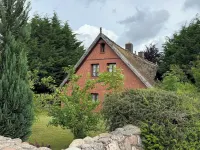 Romantic country house with thatched roof and park-like garden + free laundry package. Hotels in Trent