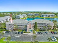 Beautifully renovated top floor condo with lake view, minutes from the beach