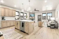 New 3-bedroom condo 2 minutes from ski gondola