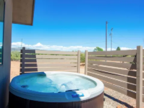 Winery Cottage Near Sedona • Sauna • Hot Tub • Views Hotels in Cornville