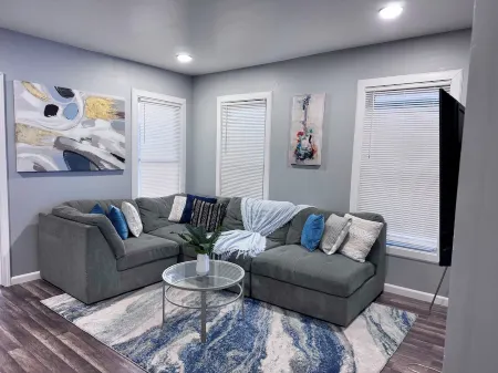 Rhythm & Blues Retreat near Syracuse University! Отели рядом с достопримечательностью «The Oncenter»