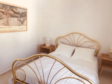 Small house with pedestrian access to Port d'Alon cove (St Cyr sur Mer)