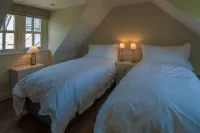 Remote & awe-inspiring Iasgair Cottage. Pet friendly, wood burner, lochside.