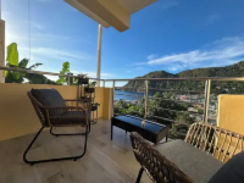 Tropical Apartment- Charming 1-Bedroom Apartment Overlooking Soufriere Town. Hotel di 