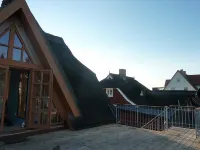 Lovingly furnished artist's apartment with a view of the bay