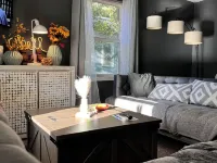 Charming 2-bedroom house with AC, WiFi in awesome Tulsa! 5 minutes from the BOK! Hotels near Gilcrease Museum