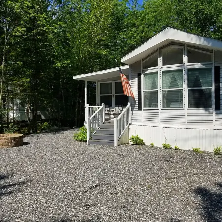 Point Sebago Resort, 30 Purple Road, Walking distance to beach!