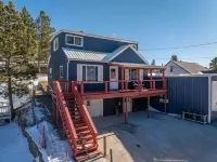 Charming 3-bedroom miners theme with WiFi and AC in fabulous Lead.