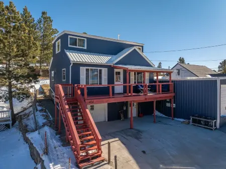 Charming 3-bedroom miners theme with WiFi and AC in fabulous Lead. Отели рядом с достопримечательностью «Black Hills Mining Museum»