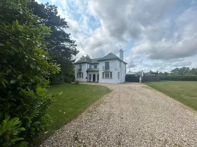 Tranquil Lincoln Retreat - 4 Bedroom House Hotels near Ermine Library