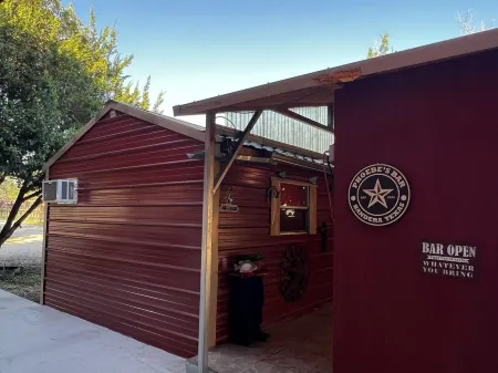 Waterfront Bandera Rustic Cabin on River-pet friendly