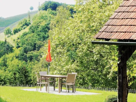 Vacation Apartment Zweisamkeit with Vine Arbor and Panoramic Garden in a Great Central Location