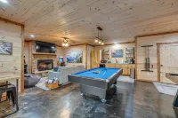 Large Family Getaway Cabin w/Hot Tub + Game Room - Minutes to Blue Ridge - 4-Sterne