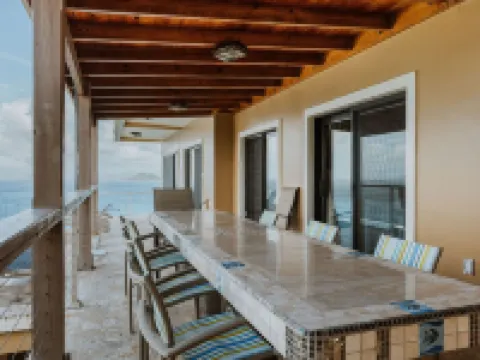 Private Waterfront 5 Bedroom Villa! Stunning views from every room! โรงแรมในนอร์ทไซด์