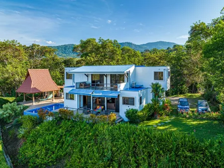 Affordable, Breathtaking Luxury! Private yet Close to Everything