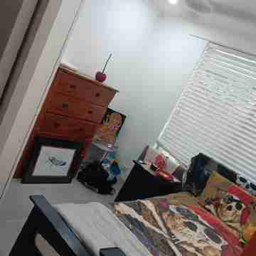 Safe secure home in a private court.  Close to airport n shopping centres city Rooms