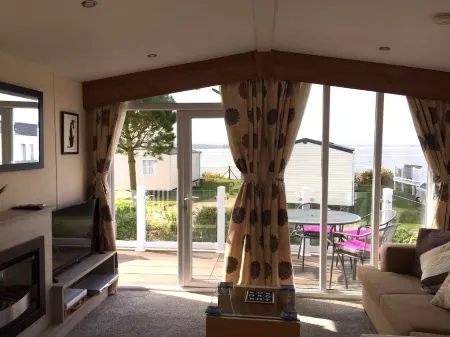 Orchid - dog friendly with sea view on Rockley Park, Poole Отели в г. Пул