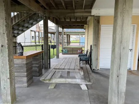 “New Ambiance” Enjoy this Lovely 2B/2B Beach Home! Sleeps 10! Beach access!