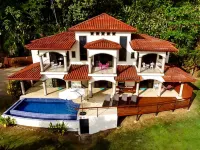 Perfect Location, Walk to Beach, Infinity Pool, Luxury Decor, Fast Free Wifi! Hotels in Dominical