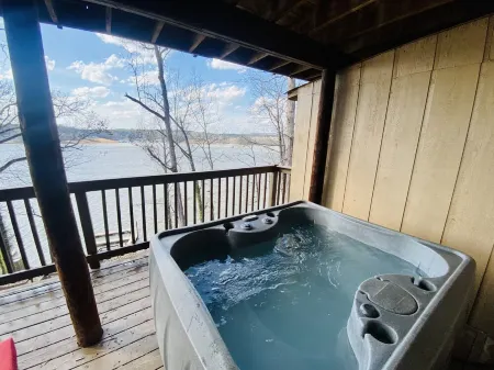 Pets/Kids love the Jacuzzi @ Large Lakeside Cabin