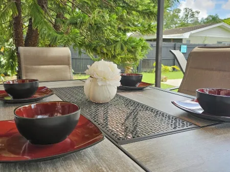 Charming Bungalow w/ Heated Pool - 10 min to beach Отели рядом с достопримечательностью «Ларго Спортс Комплекс»