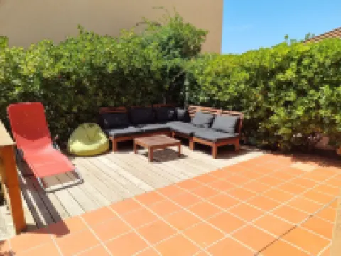 Charming apartment for 5 people with large terrace and air conditioning on the ground floor Hotels in Saint-Mandrier-sur-Mer