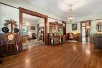 Ross Mansion Bed & Breakfast - Parkering