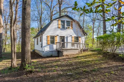 Cozy cottage nestled in the woods bordering beautiful Lake Cumberland Hotels near Judy's Shear Heaven Hair Salon