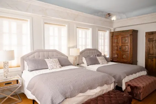 Sleeps 8, 7 Queen Beds, Centrally Located, Near Downtown KC & County Club Plaza