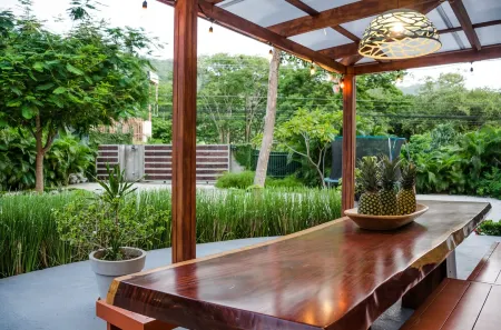 Modern beach Villa - Property can accommodate up to 16 pp - close to the beach