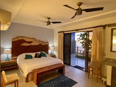 Amazing right on the water, BEACHFRONT studio near Tamarindo Отели рядом с достопримечательностью «Плайя Потреро, Коста-Рика»