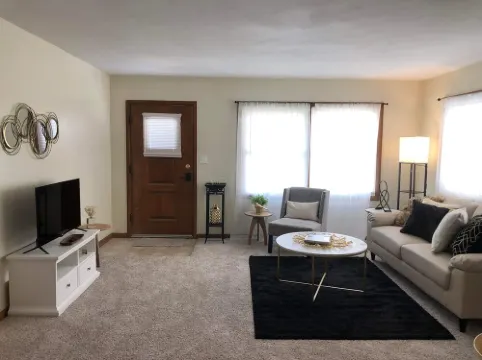 Cozy 2-Bedroom Apartment - Close To It All!