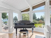 Bright 2bd suite with ocean views! Perfect getaway for family or friends! Hotels in Mill Bay